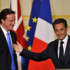 Nikolas Sarkozy i David Cameron arriben a Líbia