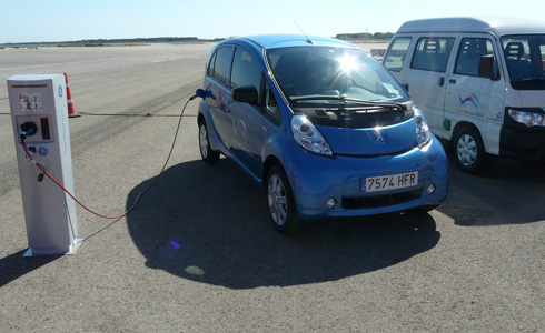 Primer cotxe elèctric en l'Aeroport del Prat