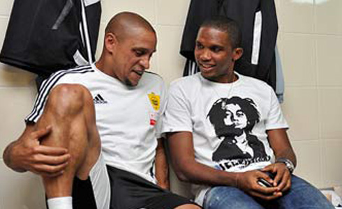 Roberto Carlos i Eto'o en el vestuari de l'Anzhi