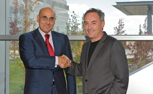 El Secretari General Tècnic de Presidència, Luis Abril, i el cuiner Ferran Adrià després de la signatura de l'acord