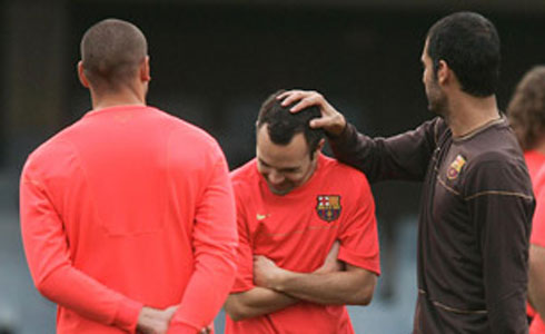 Pep Guardiola bromeja amb Andrés Iniesta en un entrenament