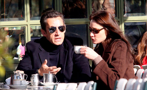 9Nicolas Sarkozy i Carla Bruni prenen un cafè a París