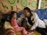 Gadafi y una de sus nietas, en un vídeo casero de 2005.