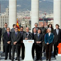 Josep Antoni Duran i Lleida s'ha fotografiat al costat dels nous diputats i senadors electes de CiU davant el monument a les columnes de Puig i Cadafalch.