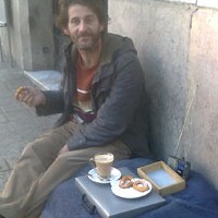 Així de còmode es menjava un ciutadà aquest dimarts un cafè amb xurros al carrer Balmes.