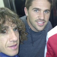 Carles Puyol ha pujat aquesta fotografia a Twitter, en què se'l veu amb Cesc Fàbregas i Albert Fontàs donant una volta al metro de Tòquio.
