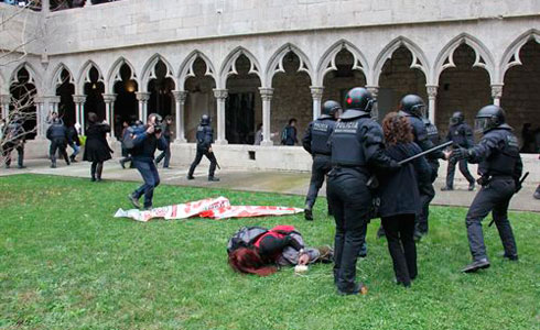 Mossos carregant contra universitaris a Girona