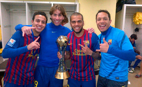 Els brasilers del Barça amb la copa del Mundialito. Foto de Twitter