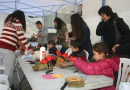 Prop de 400 nens i nenes van participar en el taller 'Fes el teu tió' de la Unió de Botiguers i Comerciants d'Esplugues