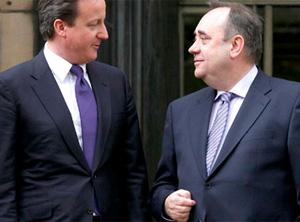 Cameron (esquerra) ha rebut una nova crítica d'Alex Salmond i Carwyn Jones · 