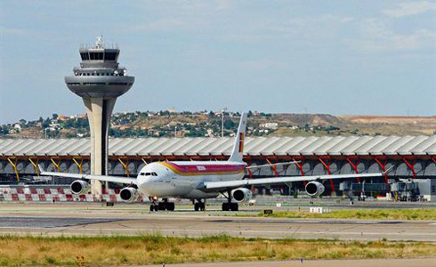 9Avión de Iberia en aeropuerto