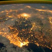 Les llums de les ciutats d'Espanya i Portugal defineixen la Península Ibèrica en aquesta fotografia des de l'Estació Espacial Internacional (ISS), presa el 4 de desembre. Diverses grans àrees metropolitanes són visibles, marcades per les seves zones il&#183;luminades relativament grans i brillants, incloses Madrid i Lisboa.