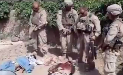 Soldats americans pixant en cadàvers