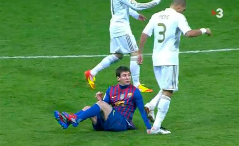 Trepitjada de Pepe a Messi