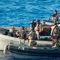 Un grup de pirates somalis va atacar la passada matinada al  Vaixell de Suport i Combat 'Patiño', al qual van confondre amb un vaixell mercant. El resultat: un pirata mort i els altres detinguts.