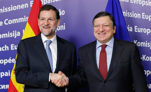 9Mariano Rajoy encaixa la mà de Durao Barroso