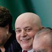 L'expresident del Brasil Luiz Inácio Lula da Silva ha assistit aquest dimarts a la presa de possessió dels nous ministres del Govern de Dilma Rousseff, en la seva primera aparició pública des que va començar el tractament contra el càncer de laringe.