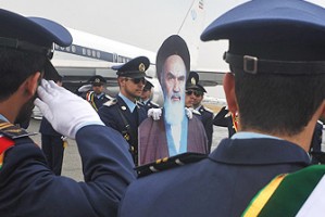 Khomeini 'torna' a Teheran, convertit en figura de cartró