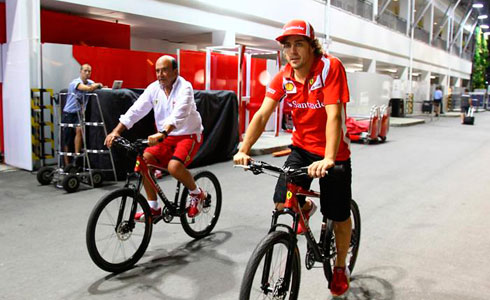 Fernando Alonso i Emilio Botí amb bicicleta