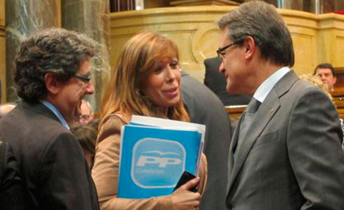 9Alicia Sánchez Camacho parla amb Artur Mes en el Parlament