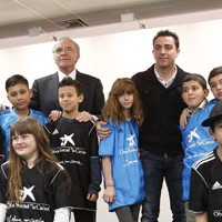 El jugador del Barça Xavi Hernández ha estat nomenat aquest dilluns ambaixador dels programes d'inclusió de l'Obra Social La Caixa i no ha dubtat a jugar un partidet amb el president de l'entitat, Isidre Fainé, i els nens del casal del Raval.