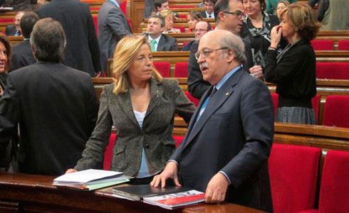 Joana Ortega parla amb Andreu Mas-Colell en el Parlament