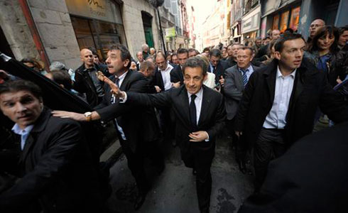 Nicolas Sarkozy camina pel carrer escortat
