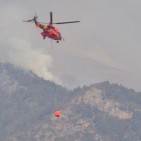 El vent complica l'extinció del foc a la Ribagorça