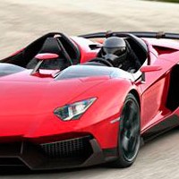 La firma italiana Lamborghini ha presentat l'Aventador J, del qual ja ha realitzat la seva primera venda per un import de 2,1 milions d'euros (sense incloure impostos) i que arriba a una velocitat màxima de 300 km / h gràcies als seus 700 cavalls.