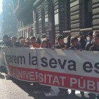 Estudiants i docents protesten a Via Laietana contra la retallada a la UAB