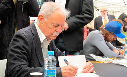 Eduardo Mendoza signant llibres a Sant Jordi