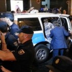 Jaraba fuig escortat per la policia després de l'aprovació de l'ERO a RTVV