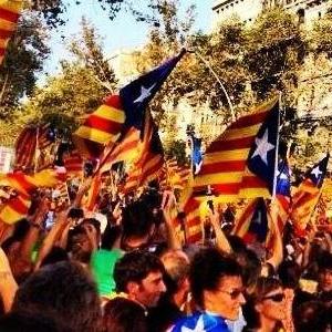 Multitud de gent enarborant banderes independestistes als carrers de barcelona