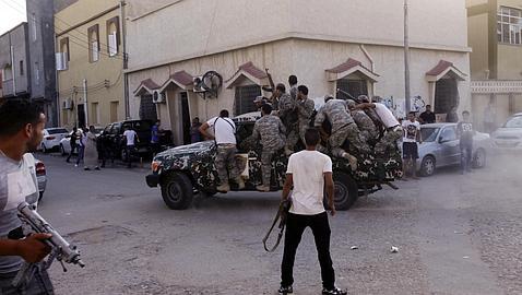 Miembros de las Fuerzas de Seguridad durante los incidentes de este domingo en las calles de Trípoli