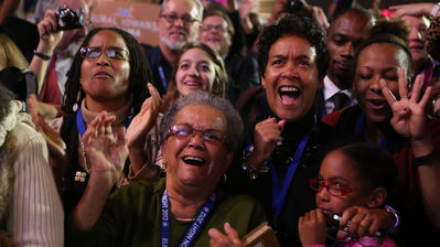 ALEGRIA A CHICAGO  Partidaris de la victòria de Barack Obama a Illinois celebren, contents, les dades que confirmen la seva reelecció.