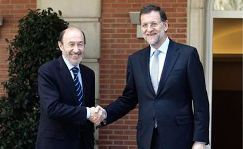Rubalcaba saluda a Rajoy en les escales de la Moncloa