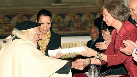 EFE Ernesto Cardenal, recibiendo el premio de manos de la Reina
