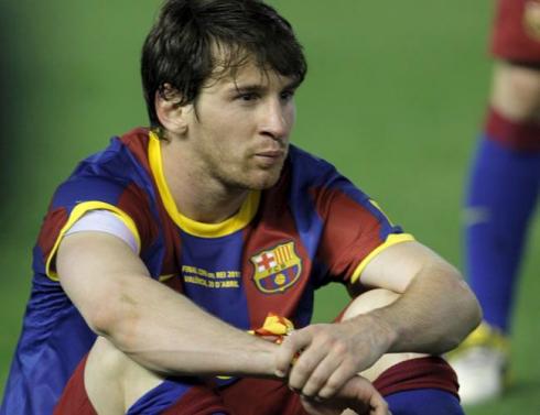 Leo Messi  asseient en el cesped