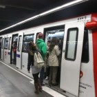 Andanes i combois plens en la vaga de metro de Barcelona