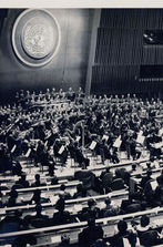 01. Concert d'El pessebre a  l'ONU el 1963. 02. Pau Casals dirigint l'obra  a Tolosa el 1962. 03. Programa  d'El pessebre al War Memorial  San Francisco l'any 1962. 