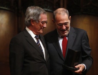 Javier Solana, va rebre ahir el Premi Atlàntida de mans de Xavier Trias, ahir. Foto:ORIOL DURAN