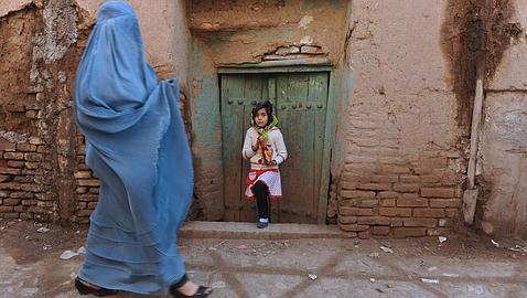 Una mujer con burka en la localidad afgana de Herat