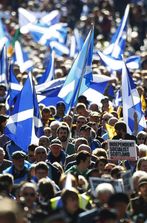 Independentistes escocesos durant una manifestació a Edimburg el 22 de setembre. El referèndum per l'estat propi serà el 2014. 