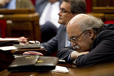 El conseller d'Economia, Andreu Mas-Colell, amb el president Artur Mas, durant el ple del Parlament d'ahir. 
