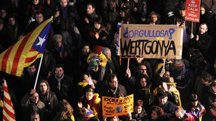 Desenes de pancartes eren alçades a favor de la immersió lingüística i en defensa de l'escola en català/ Pere Virgili  
