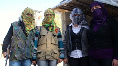 LES KURDES, AMB LES ARMES  Quatre milicianes kurdes al punt de control que gestionen a la ciutat d'Alep després de rebre instrucció militar. 