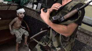 Alep. Un nen sirià que ha estat ferit espera a ser atès en un hospital d'Alep, Síria/ AFP/ Aris Messinis