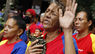 Chavisme. Una dona sosté un ninot del president veneçolà, Hugo Chávez, durant una missa organitzada per resar per la salut del seu mandatari/ REUTERS/ Carlos Garcia Rawlins