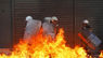 Eurocrisi. Un grup de policies antiavalots rodejats de flames després que un manifestant llancés una bomba de gasolina a Atenes, Grècia/ REUTERS/ Yannis Behrakis 