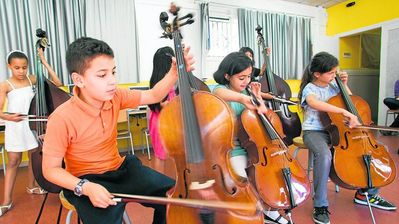 CONCENTRACIÓ, RESPONSABILITAT I CONSTÀNCIA
 Algunes escoles ordinàries han sabut veure també els beneficis de la música per al rendiment acadèmic dels alumnes. El centre Pau Riba de l'Hospitalet de Llobregat du a terme un projecte de música clàssica per a tots els alumnes. Amb un 93% d'immigració, la música els ajuda a integrar-se alhora que fomenta valors com la responsabilitat i la constància. 